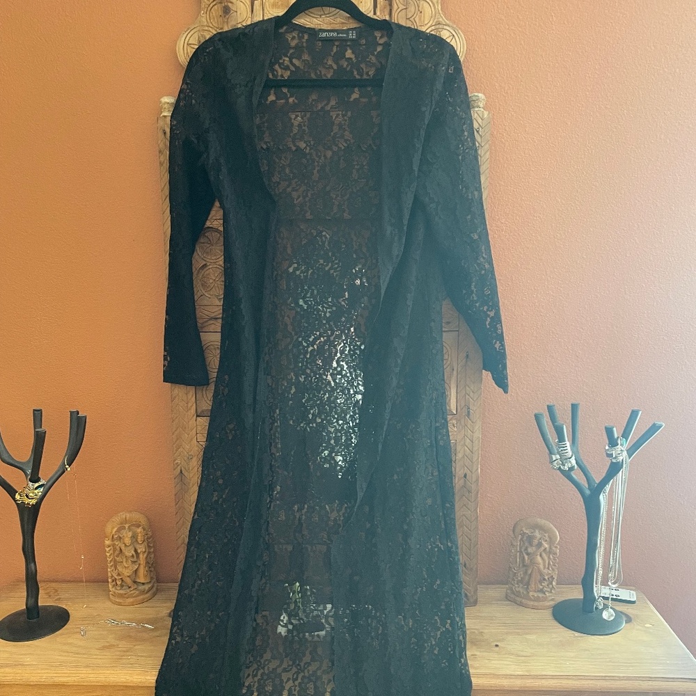 LOVELY BLACK LACE DUSTER/ SAYS SIZE 10 BUT IS SMALL